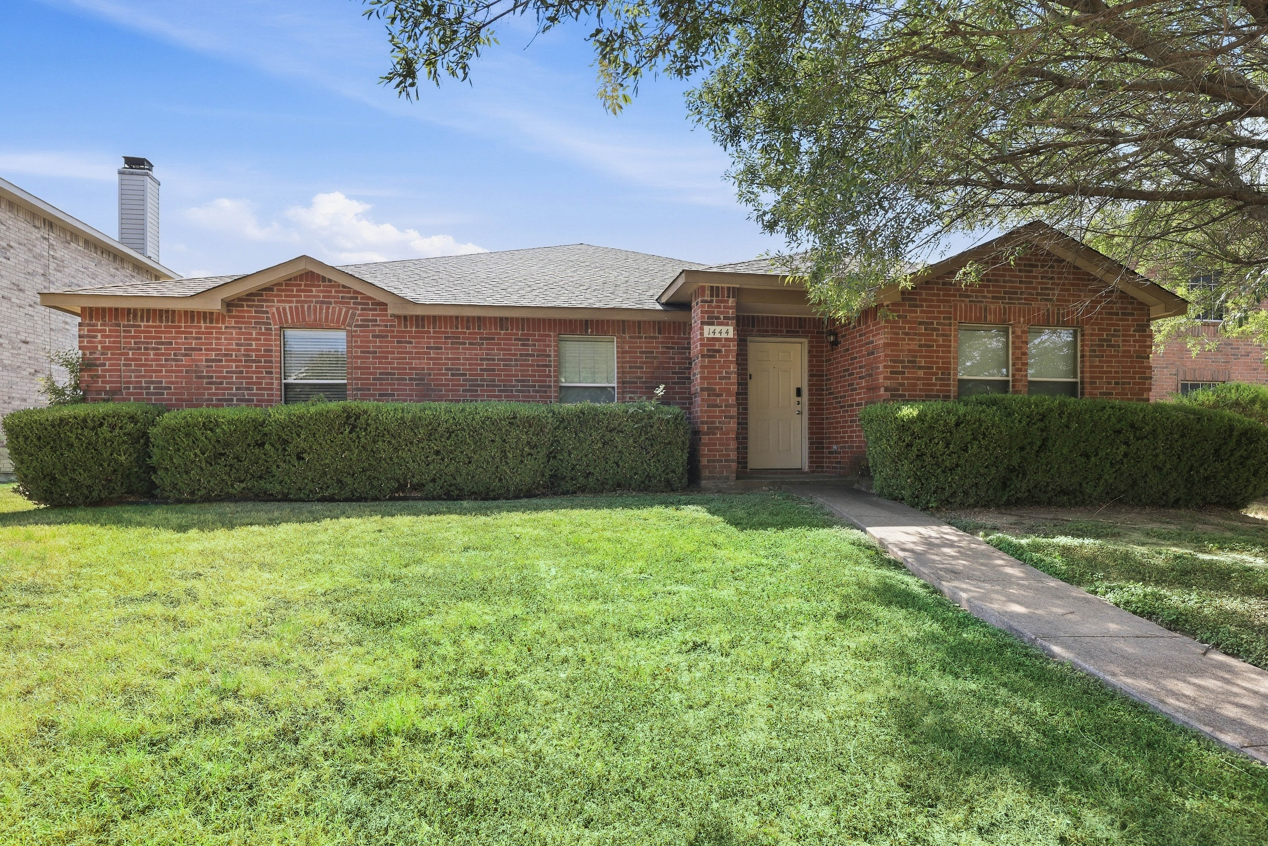 1444 Daisy Dr Lancaster, TX 75134